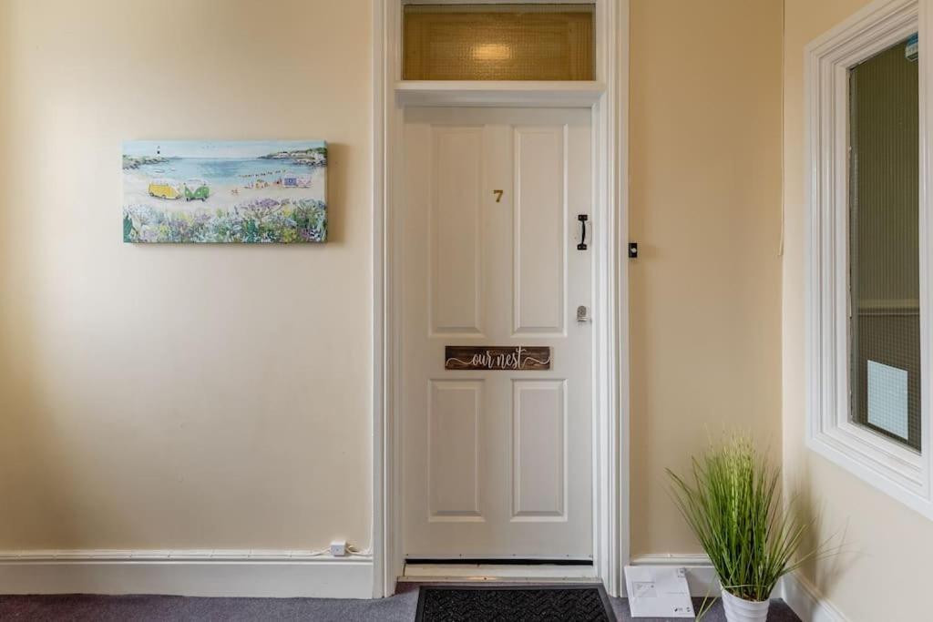 Modern Flat With Island Views In Heart Of Tenby Exterior photo