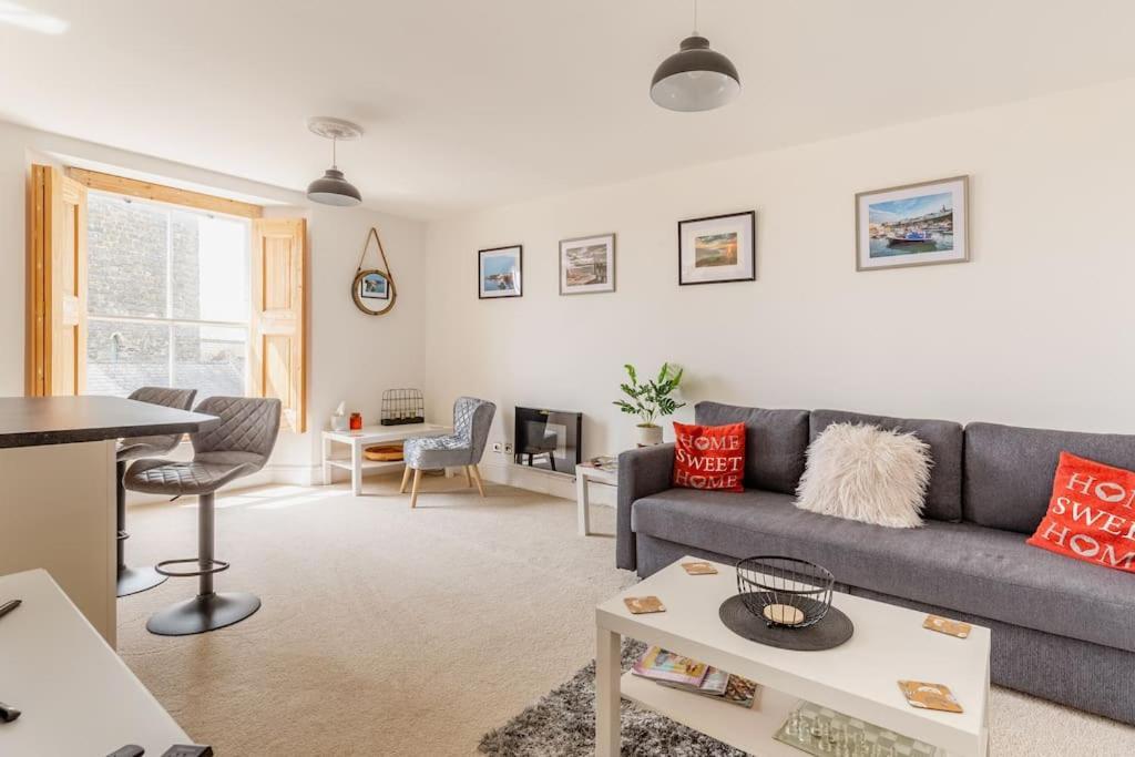 Modern Flat With Island Views In Heart Of Tenby Exterior photo