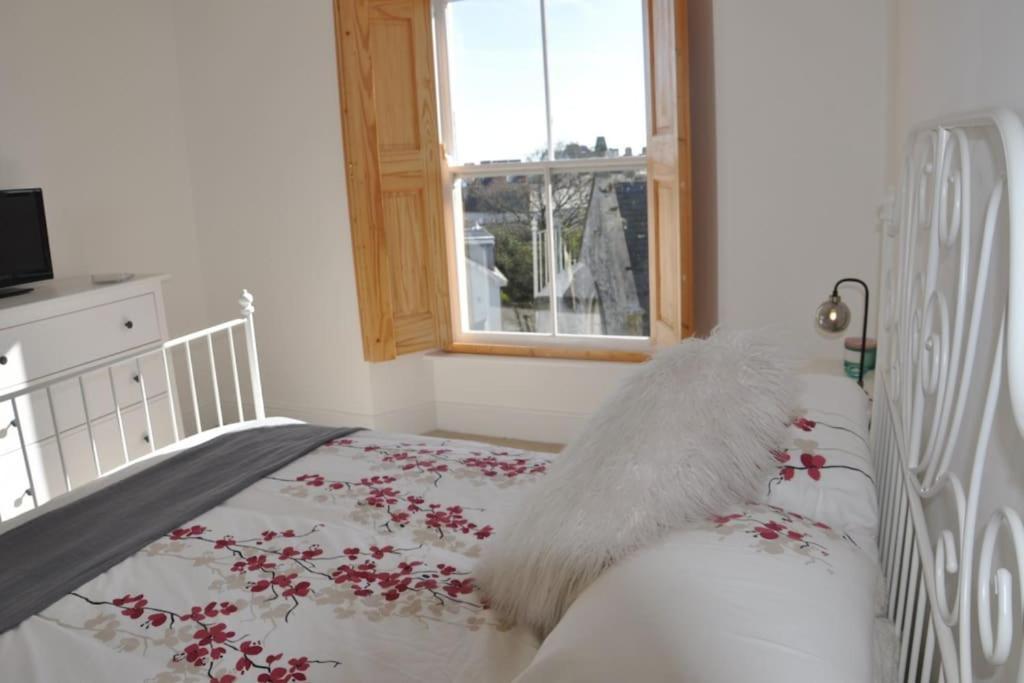 Modern Flat With Island Views In Heart Of Tenby Exterior photo