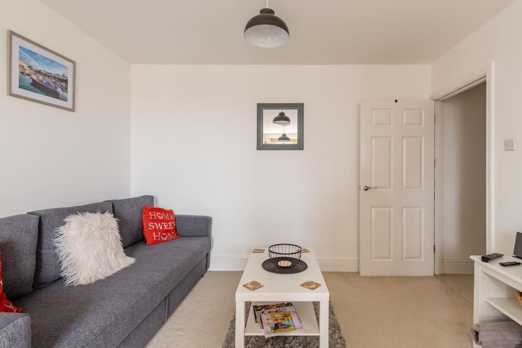 Modern Flat With Island Views In Heart Of Tenby Exterior photo