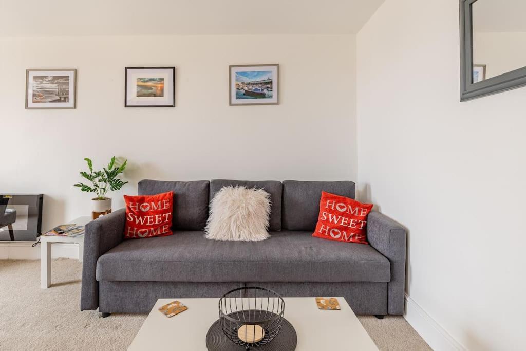 Modern Flat With Island Views In Heart Of Tenby Exterior photo