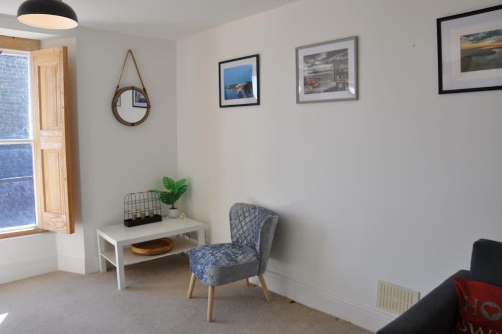 Modern Flat With Island Views In Heart Of Tenby Exterior photo