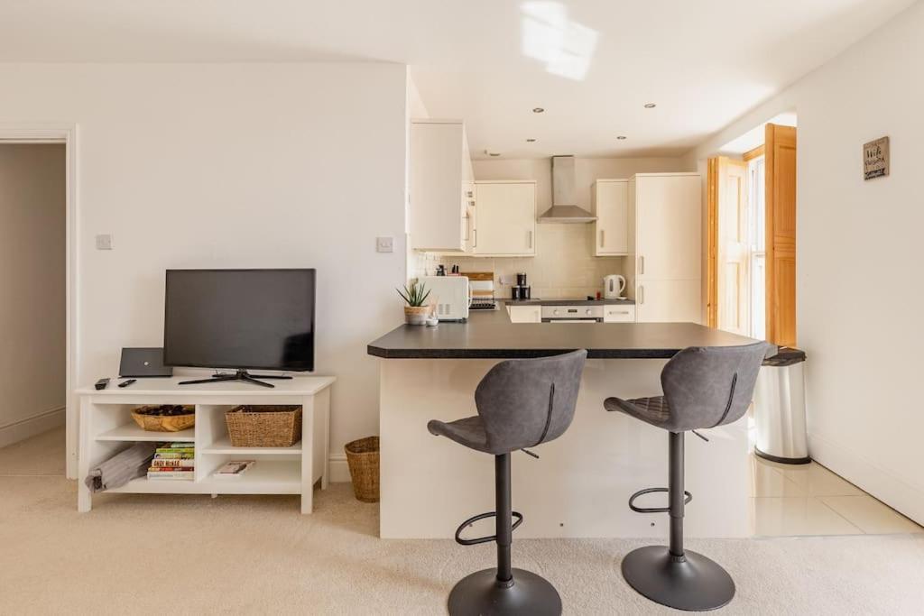 Modern Flat With Island Views In Heart Of Tenby Exterior photo