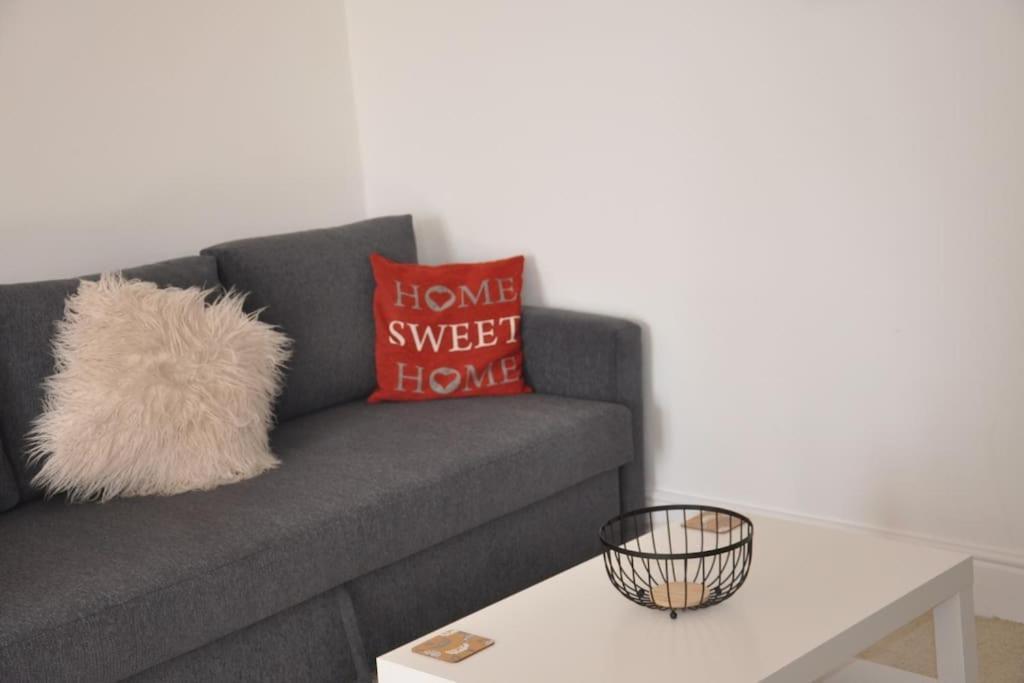 Modern Flat With Island Views In Heart Of Tenby Exterior photo
