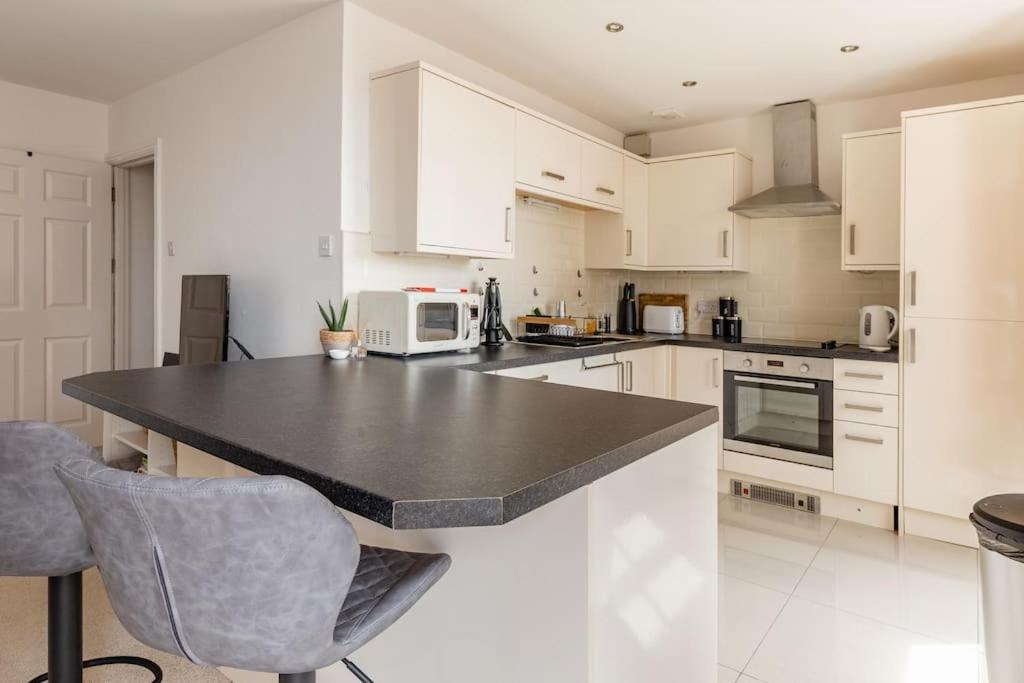 Modern Flat With Island Views In Heart Of Tenby Exterior photo